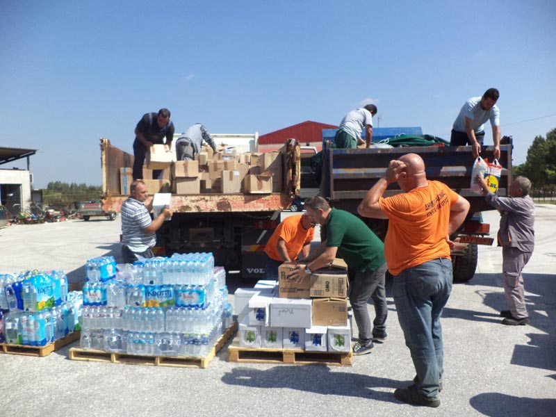 Σε μια κίνηση αλληλεγγύης από τους πολίτες της Δυτικής Μακεδονίας η Περιφέρεια παρέδωσε ανθρωπιστική βοήθεια για τους πρόσφυγες που βρίσκονται στην Ειδομένη Κιλκίς 2